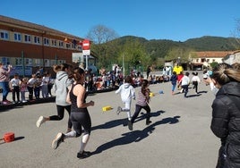Niños y profesores corriendo en una anterior edición de la fiesta.