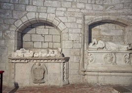 Sepulcros en el Interior de la capilla de Los Corro en la iglesia de Santa María de los Ángeles.