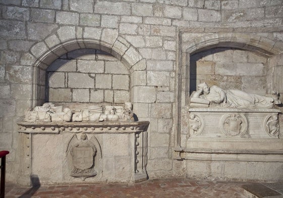 Sepulcros en el Interior de la capilla de Los Corro en la iglesia de Santa María de los Ángeles.