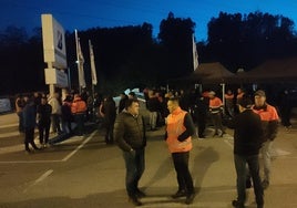 Concentración de trabajadores en Puente San Miguel, en el undécimo día de huelga.