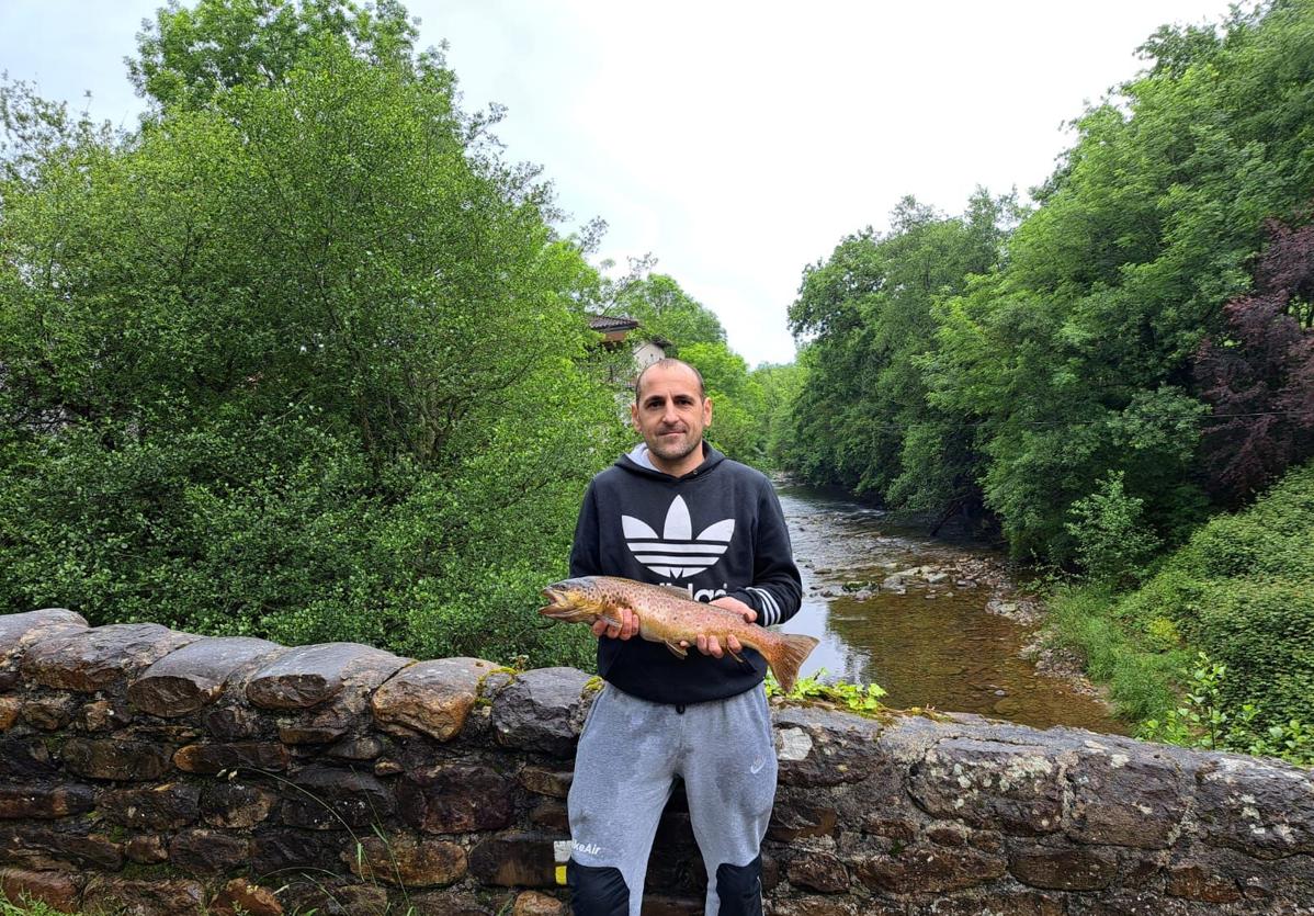 Óscar Maza junto a su captura en el río Miera, a la altura de Rubalcaba.