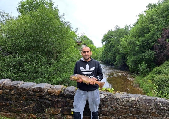Óscar Maza junto a su captura en el río Miera, a la altura de Rubalcaba.