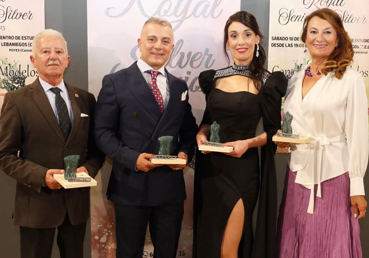 De izquierda a derecha, José Antonio Rivas, Diego Fernando Pulido, Alba María Bobadilla y Rosario Pardo, con sus trofeos