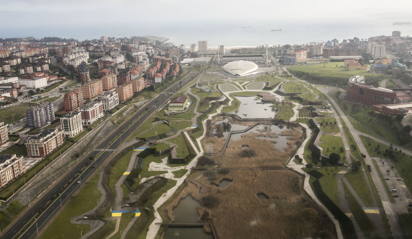Vista aérea (contraria a la anterior) del Parque de Las Llamas, con su gran humedal en el centro, hogar de cientos de aves.