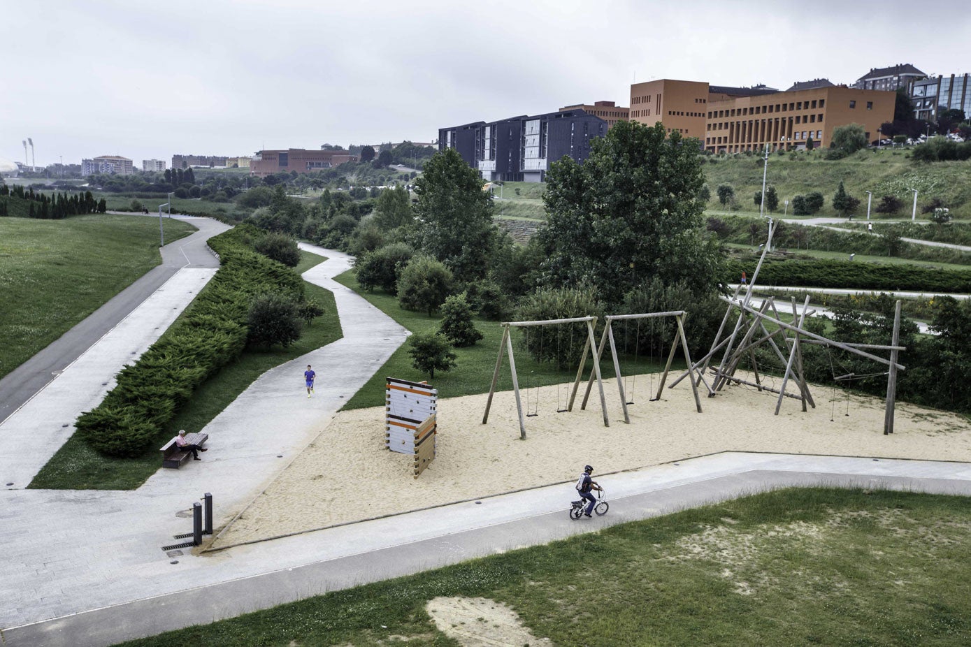 Este gran espacio verde es uno de los espacios preferidos de los santanderinos para hacer deporte.
