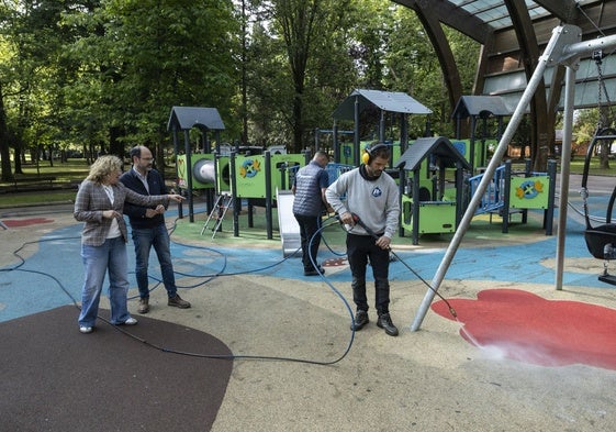 El concejal de Obras, José Luis Urraca, y la concejala de Medio Ambiente, Patricia Portilla, supervisan el inicio de los trabajos en el parque Manuel Barquín.