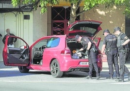 Agentes de la Policía Nacional registran un vehículo.