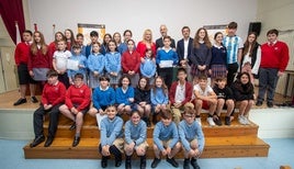 Foto de grupo de todos los finalistas de la edición en Cantabria del certamen '¿Qué es un rey para ti?'
