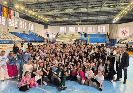 Emir Abdul Gani con las personas que bailaron para él pasado sábado en Santander
