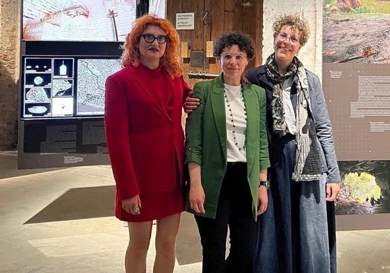 Gabriela Amorós, Ana B. Marín-Arroyo y Federica Crivellaro, junto a la propuesta 'Out of the cave'.