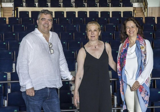 David Cubillas, Marina Kolesnikova y Miren Zubeldia, posan en el Palacio de Festivales durante la performance de cellos.