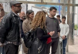 Representantes de la Junta de Personal Docente frente a la puerta del Gobierno de Cantabria.