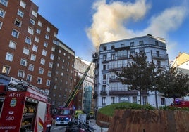 Los bomberos de Santander atajan el fuego que surgió en la quinta planta del edificio.