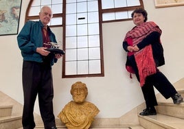 Fredo Arias , sostiene el exvoto, acompañado por la historiadora Alma Montero, junto al busto de Hernán Cortés.