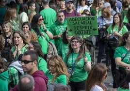 Docentes durante la manifestación del 2 de abril de 2025.