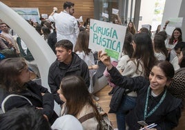 Jóvenes médicos, en la jornada de puertas abiertas de Valdecilla, en abril.