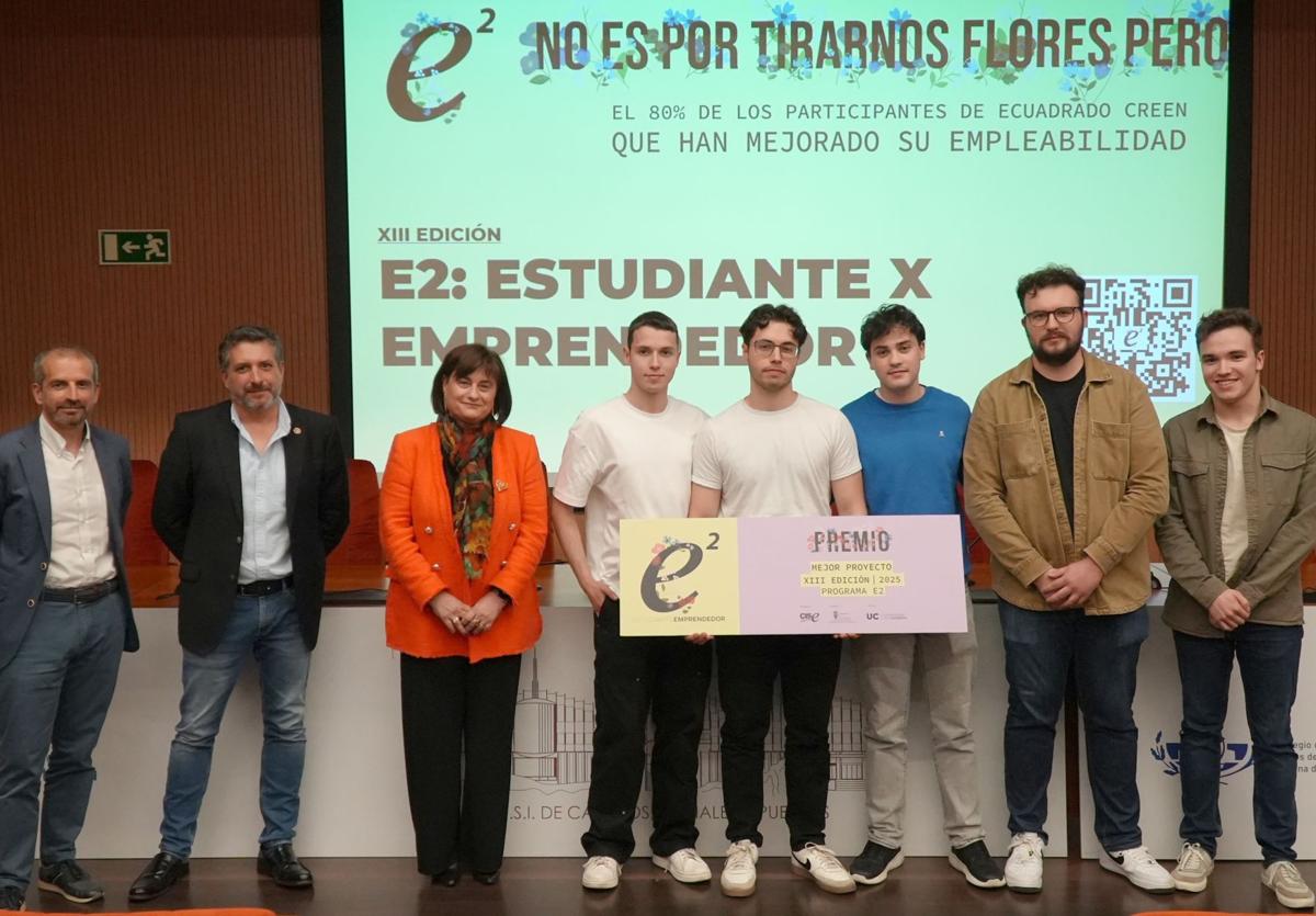 Participantes, mentores y autoridades en el acto de entrega de los premios del programa 'Ecuadrado'