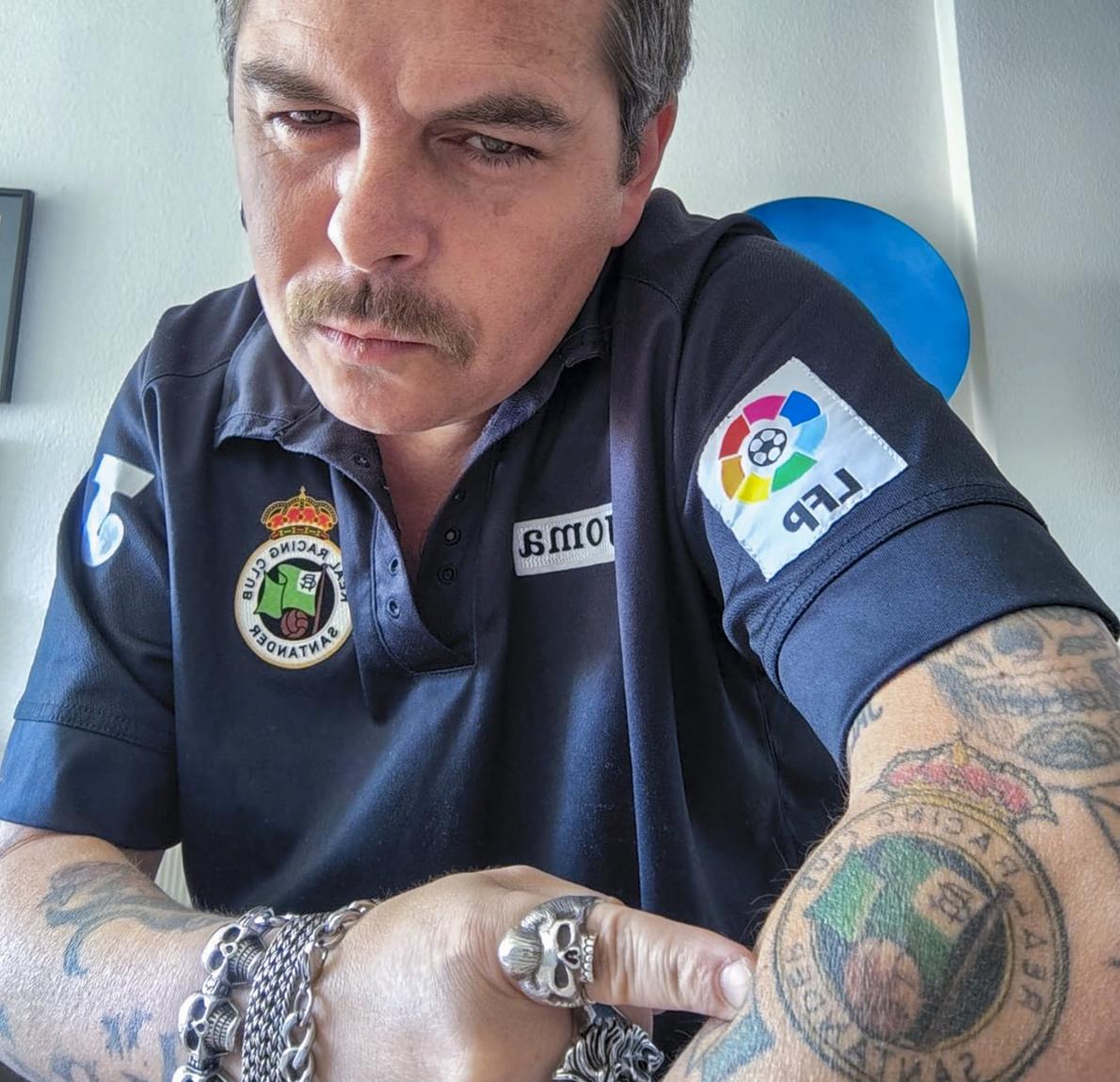 Jimmy Barnatán, con la camiseta del Racing, enseña su tatuaje.