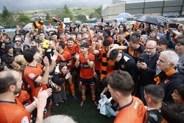 Jugadores y aficionados del Sámano festejan el título de Liga y el ascenso conseguido el pasado sábado.