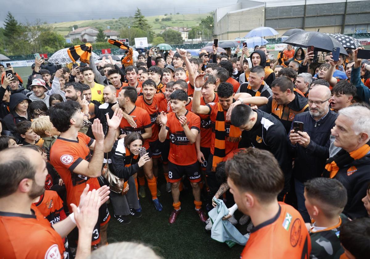 Jugadores y aficionados del Sámano festejan el título de Liga y el ascenso conseguido el pasado sábado.