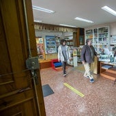 Asun Arabaolaza, con la vicepresidenta de la asociación de vecinos, Virginia Pérez, recogiendo la biblioteca tras su cierre.