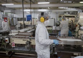 Varios trabajadores de la fábrica de Nestlé de La Penilla.