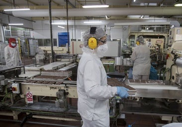 Varios trabajadores de la fábrica de Nestlé de La Penilla.