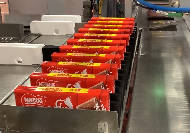 Línea de producción de la planta de Nestlé de La Penilla con multipacks con pegatinas laterales de papel sustituyendo el envoltorio de plástico.
