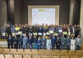 Los 54 agentes distinguidos ayer en el Palacio de Exposiciones de Santander, junto a las personalidades políticas, judiciales y de la Policía y Guardia Civil.