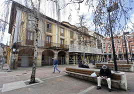 El edificio municipal de Baldomero Iglesias, donde el PRC pretende ubicar el Museo del Hojaldre, cubierto de andamios.