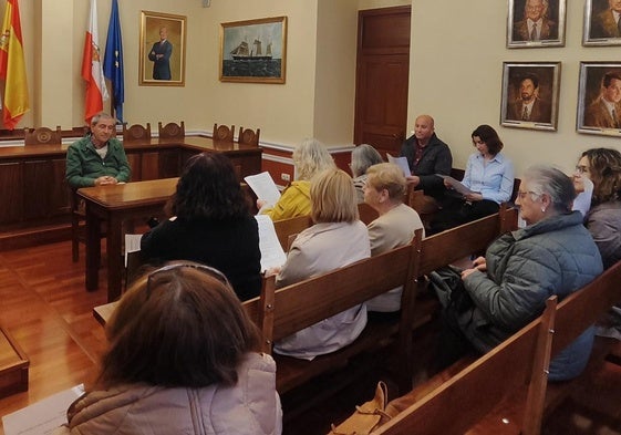 El alcalde de Suances, Andrés Ruiz Moya, reunido con algunos de los usuarios del transporte.