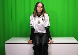 Ana Corro posa con la camiseta del Racing de la temporada 2001-02.