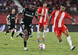 Chumi, a la derecha, disputa el balón con Otero, del Sporting.