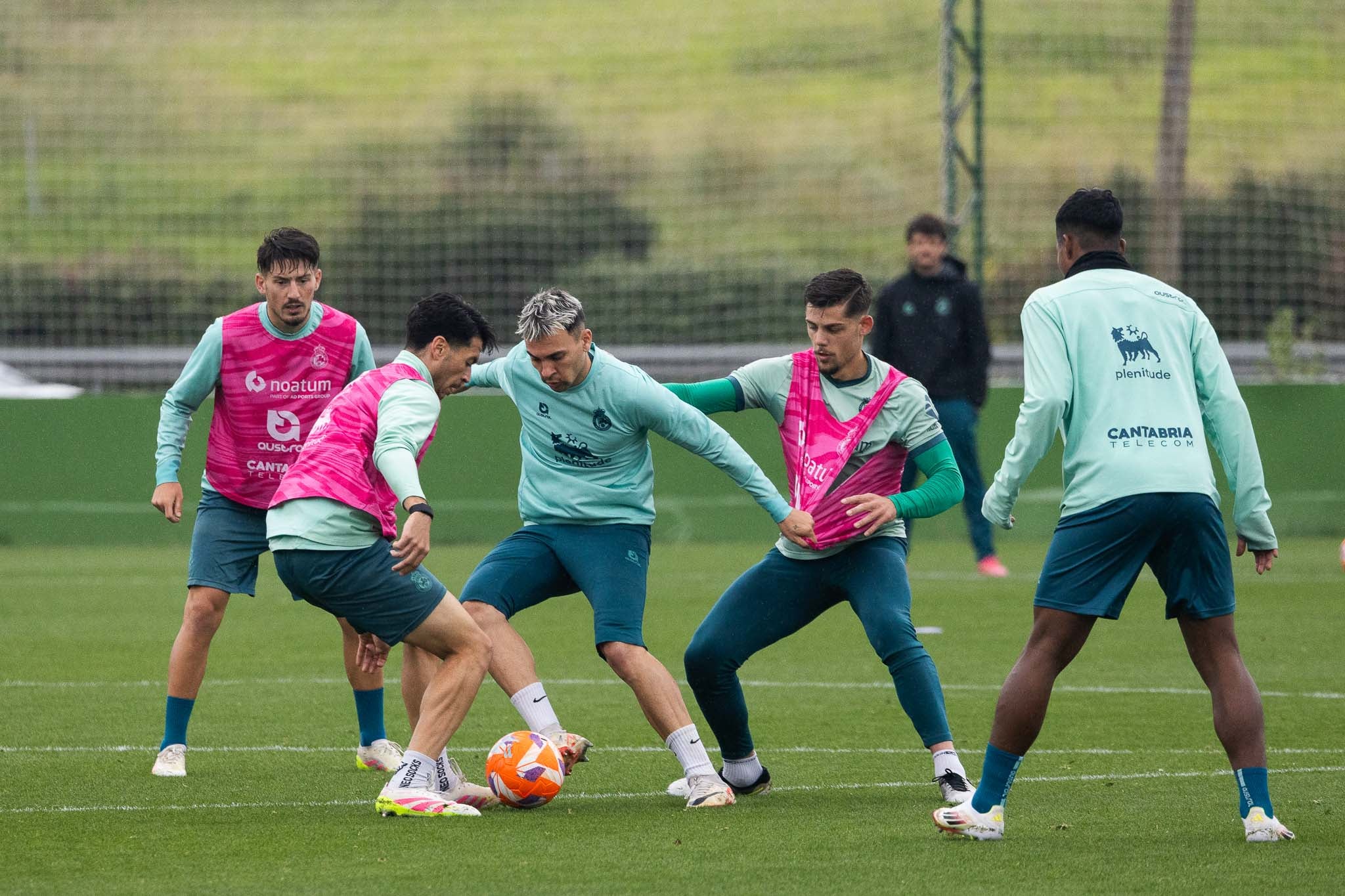 Arana controla la pelota ante Meseguer y Javi Montero en el entrenamiento del miércoles.
