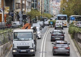 Los coches circulan por la calle San Fernando, en Santander.