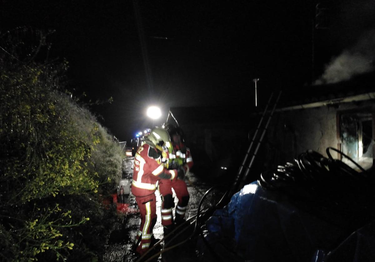 Un incendio calcina una vivienda en Gibaja