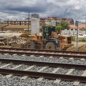 Durante la jornada de ayer se pudo ver algunas excavadoras realizando trabajos junto a las vías del tren.