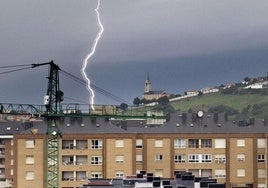 Imagen de archivo de la caída de un rayo en Santander.