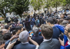 Revilla, en el centro, de espaldas, rodeado de periodistas tras salir del juzgado.