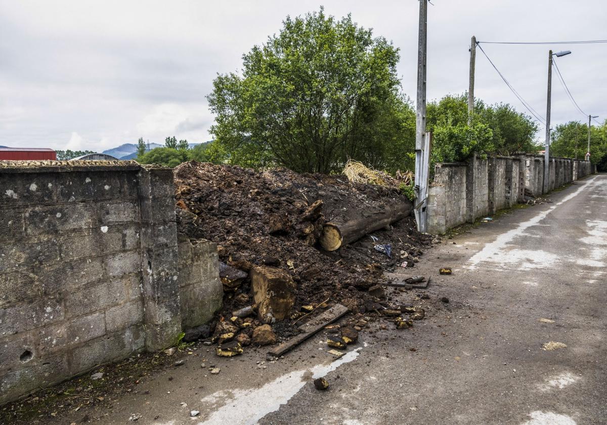 Uno de los boquetes que los saqueadores han realizado en el muro para acceder a Sniace.