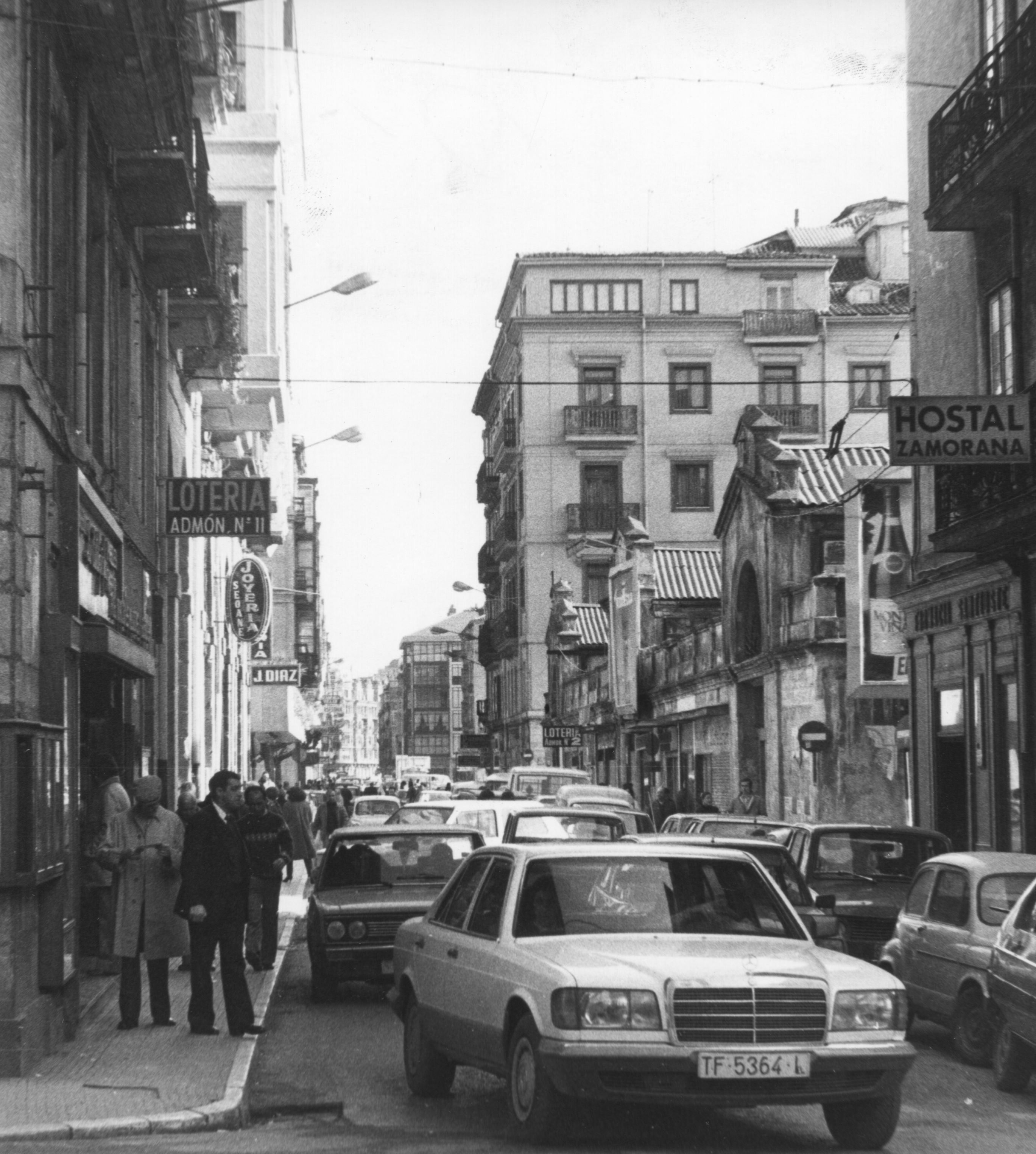 Antes de ser semipeatonal, durante los años 80, por la calle Hernán Cortés circulaban multitud de vehículos, incluso se podía estacionar junto a la fachada que da al mercado.