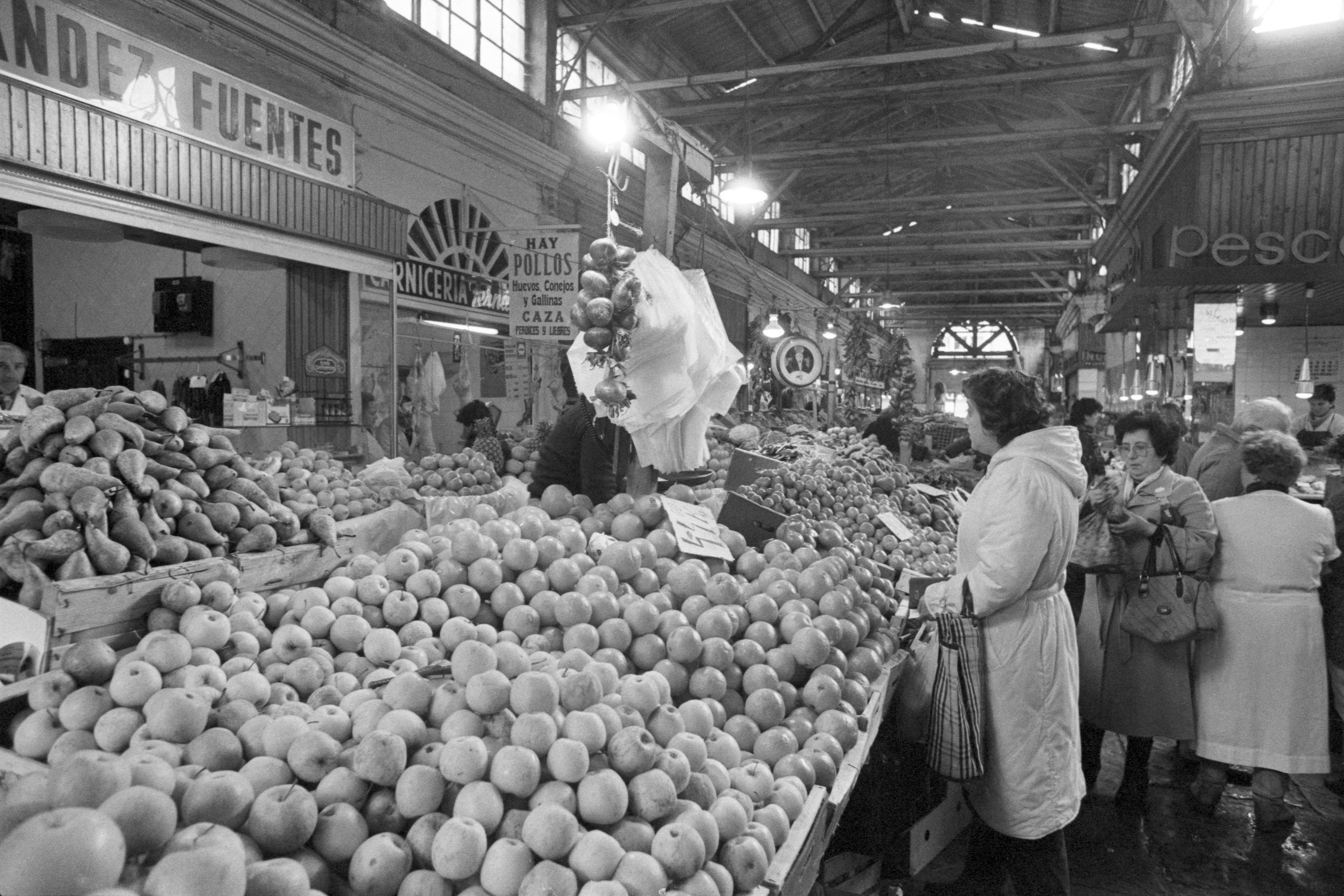 1986. El Mercado del Este todavía tenía una gran actividad y variedad de productos. Frutas, verduras, carne y pescado se vendían a diario.