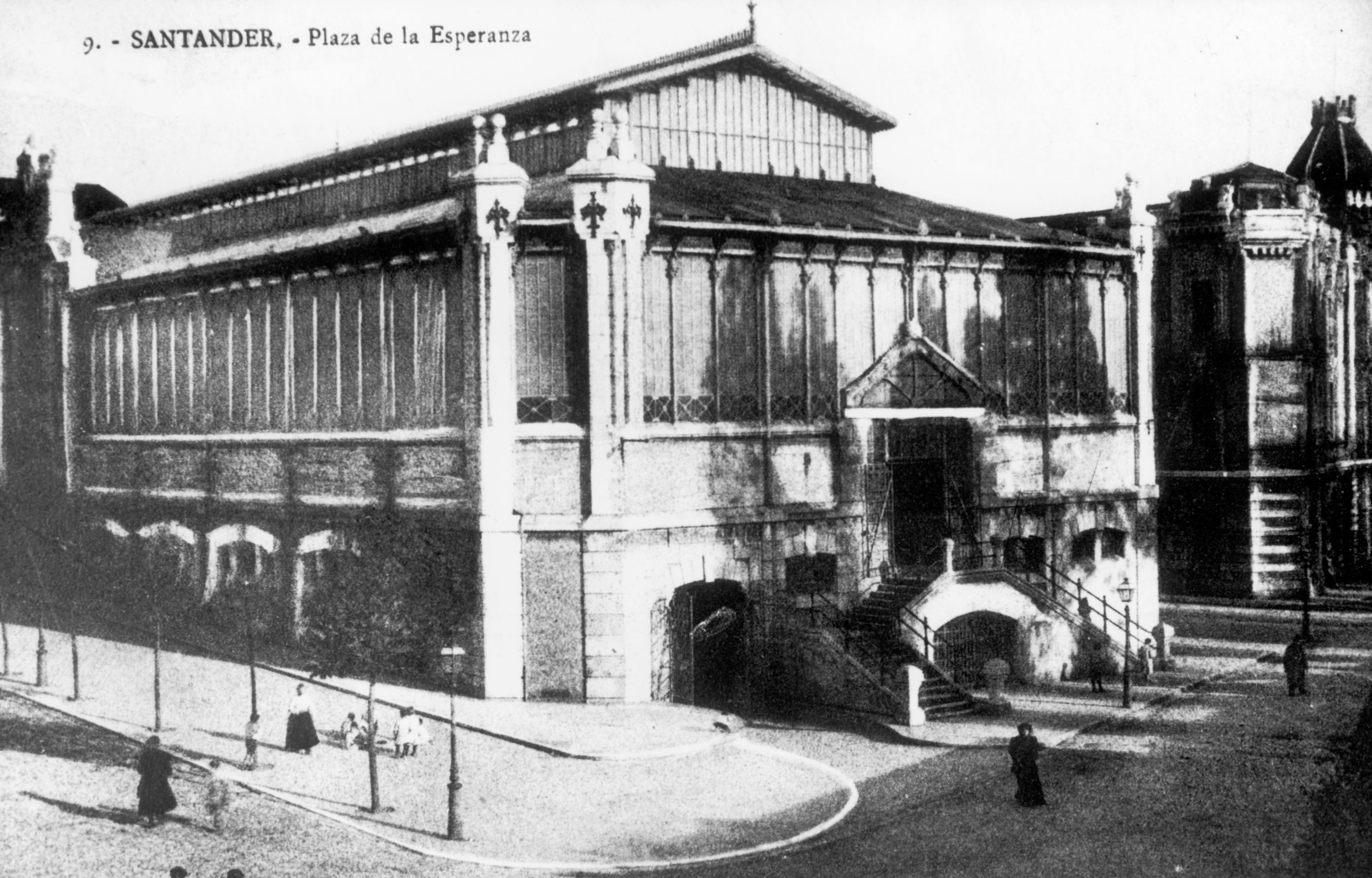 Inaugurado el 10 de abril de 1904 en la plaza homónima, fue diseñado por Eduardo Reynals y Juan Moya en estilo modernista. Con una superficie de 2.267 m², se convirtió en el principal mercado cubierto de la ciudad. Su historia está marcada por el incendio de 1941, no porque se viera gravemente afectado sino por quedar en pie dentro de un centro urbano devastado.