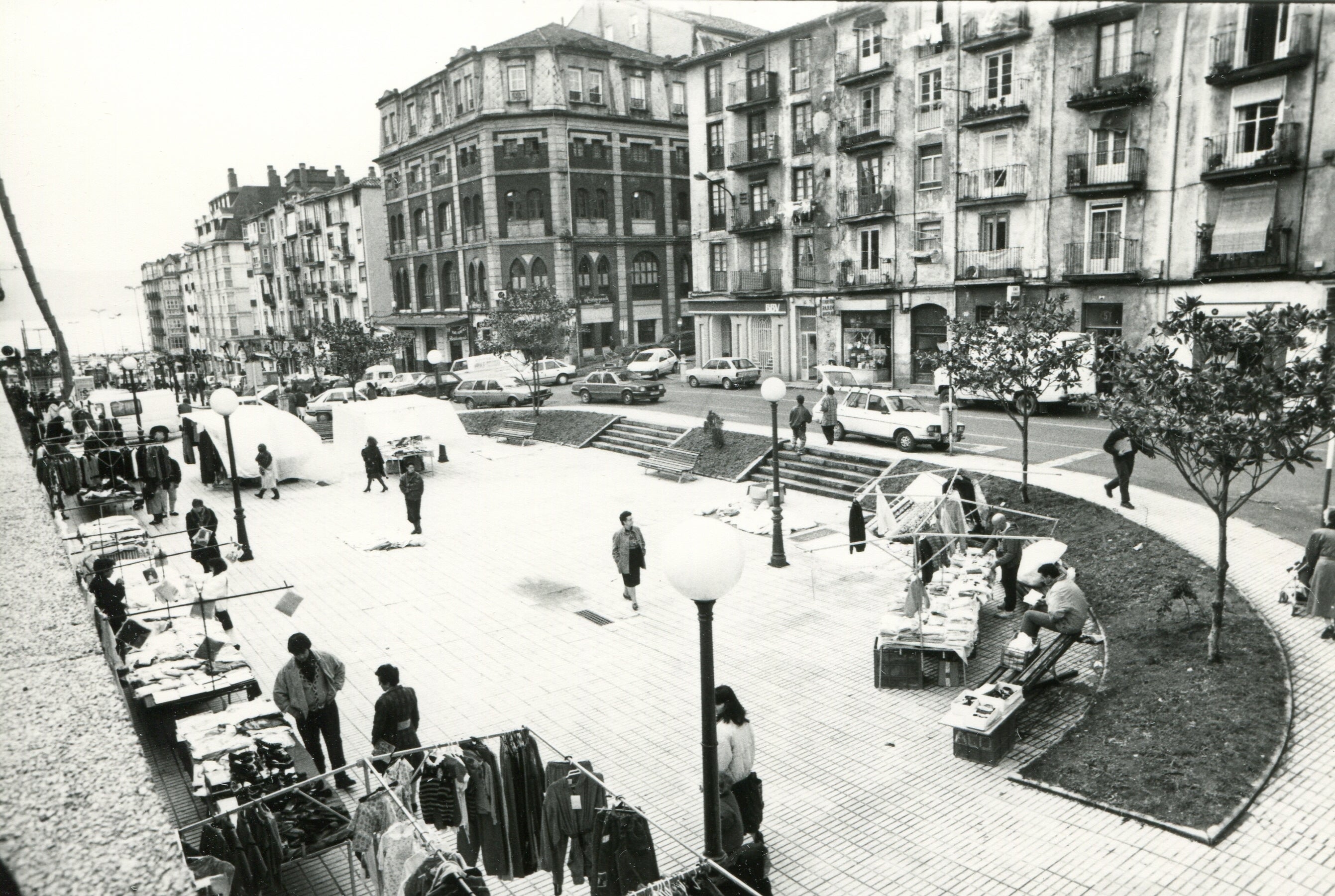 En 1983, se inauguró como el Centro Cultural Doctor Madrazo. Su exterior era tal y como hoy lo conocemos, preservando su memoria colectiva y vinculándola al presente cultural de la ciudad. Durante los años 80 y 90 se realizaban pequeños mercadillos en el exterior, bajo la nueva ubicación del edificio y junto a un pequeño mercado interior que paso a llamarse de nuevo 'Mercado de Puertochico'.