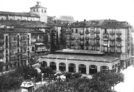 El mercado de la Ribera, junto a la antigua plaza de la Dársena, y actual Plaza Alfonso XIII, donde ahora se encuentra el edificio de Correos, era a final de siglo un lugar de encuentro y también un enclave de conexión con la meseta. Ya el transporte terrestre se unía al marítimo dando más riqueza y progreso a toda la ciudad.