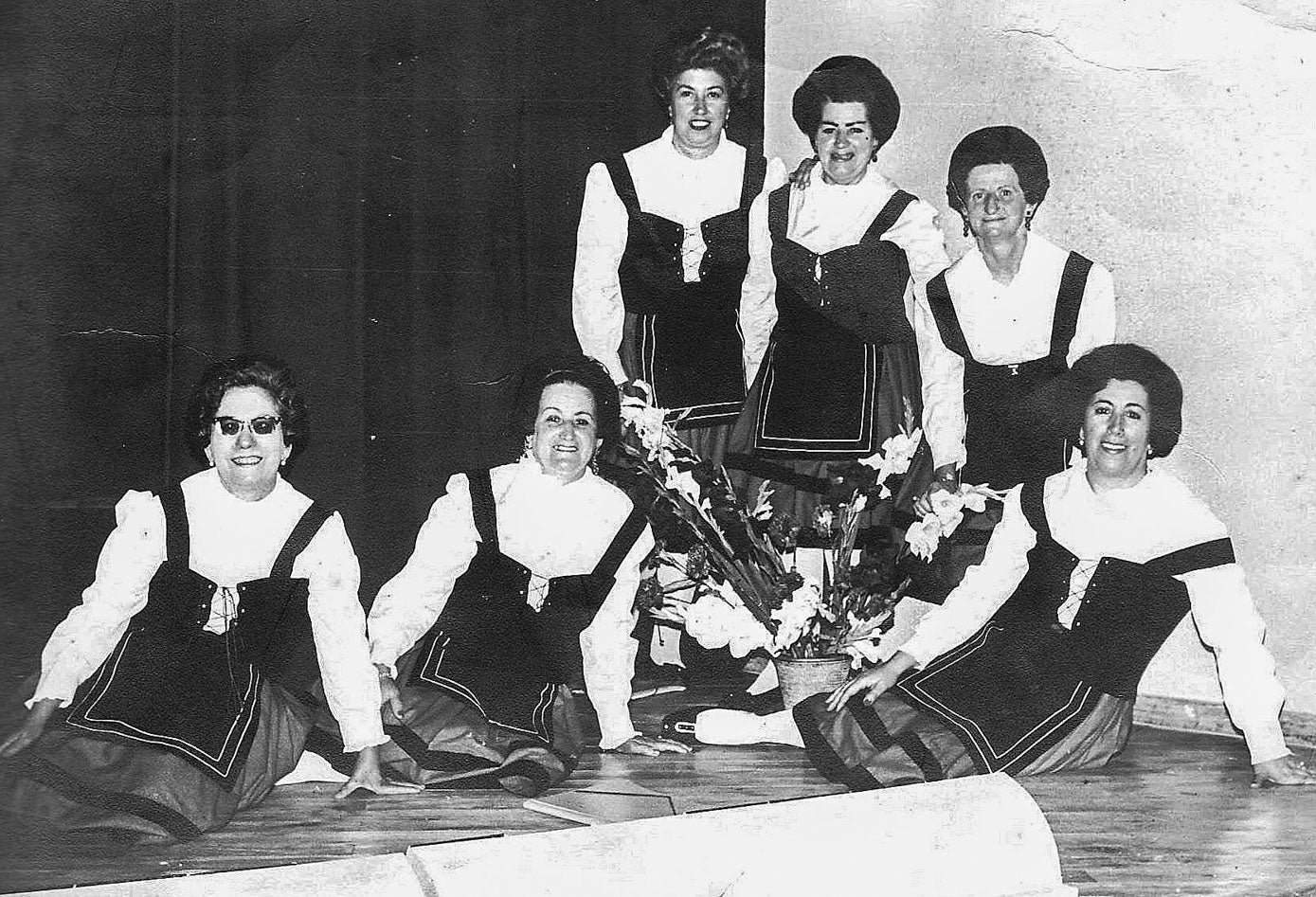Coralistas femeninas con el traje regional, en 1960.