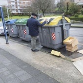 Un vecino de Santander recicla un envase en un contenedor amarillo.