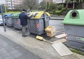 Un vecino de Santander recicla un envase en un contenedor amarillo.