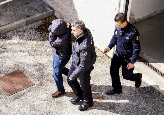 El funcionario Miguel Ángel Diez en una foto del febrero de 2023 rumbo a la cárcel.