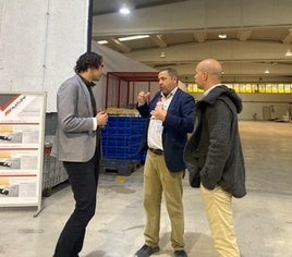 El alcalde de Astillero y el concejal Alejandro Polo recorren la línea de producción del sistema de climatización para el Qashqai